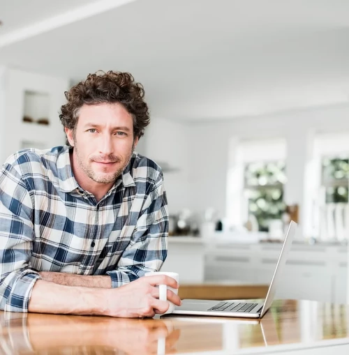 Homme d'une quarantaine d'année qui pose