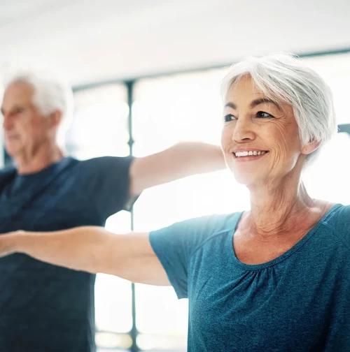 Un couple de senior pratiquant le stretching