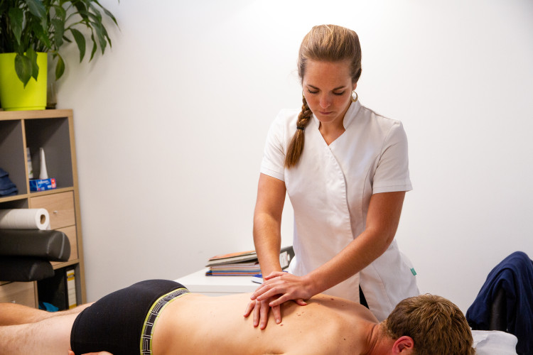 Maud Craenhals manipulant la colonne vertébrale d'un patient