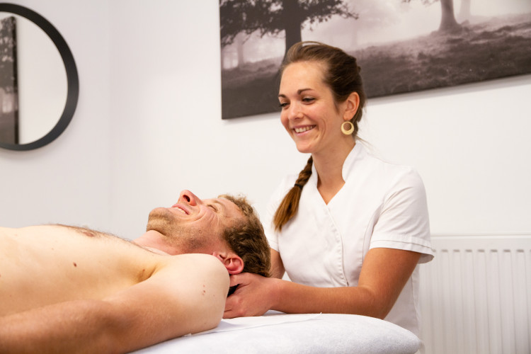 Maud Craenhals manipulant la nuque d'un patient